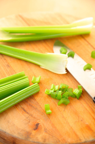 Řezací celer na malé kousky s místností pro text - Fotografie, Obrázek