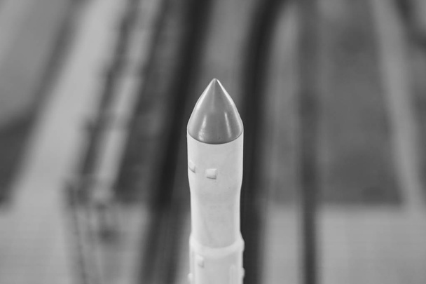 Musta ja valkoinen monivaiheinen tilaa raketti malli
 - Valokuva, kuva