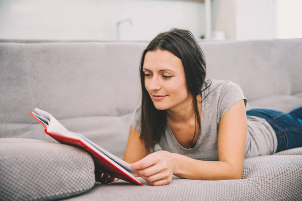 A woman reads a book - Foto, Imagem