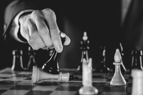 ruka držící šachy - Fotografie, Obrázek