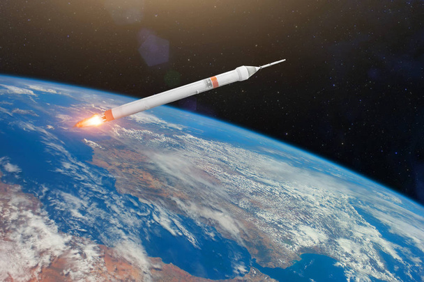 Foguete espacial com motores de queima de fogo orbitando planeta Terra. Elementos desta imagem fornecidos pela NASA
 - Foto, Imagem