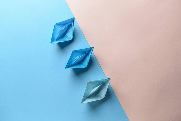 Origami barcos em fundo de cor
 - Foto, Imagem
