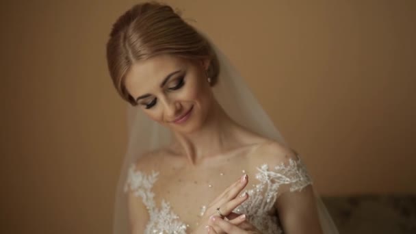 Portret van een bruid in een trouwjurk. De bruid jurken in het hotel. Video. gelukkige bruid - Video