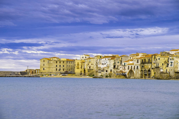 Cefalu, średniowieczna wioska na Sycylii, prowincja Palermo, Włochy - Zdjęcie, obraz