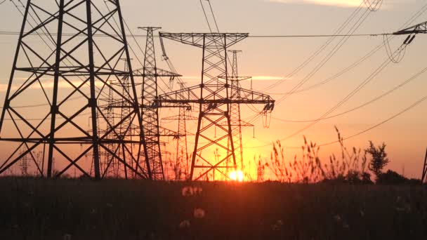 Υψηλής τάσης δύναμης σταθμό στο ηλιοβασίλεμα - Πλάνα, βίντεο