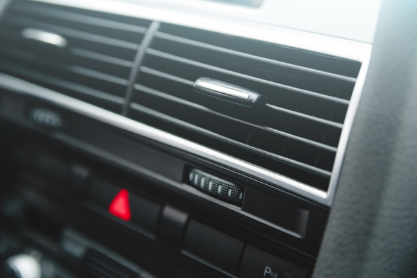 Auton ilmastointijärjestelmä ja ilmavirta autossa. Yksityiskohta sisätilojen auton
 - Valokuva, kuva