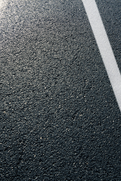 çizgi parçası ile siyah asfalt detay - Fotoğraf, Görsel
