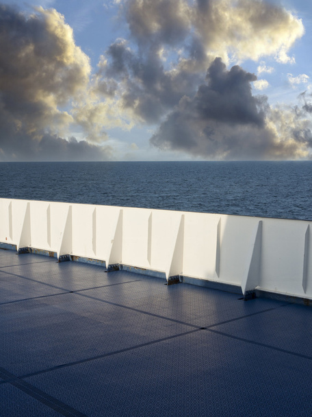 Deck fond de bateau avec ciel impressionnant
 - Photo, image