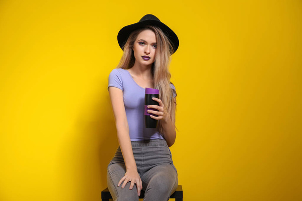 Fashionable young woman on color background - Valokuva, kuva