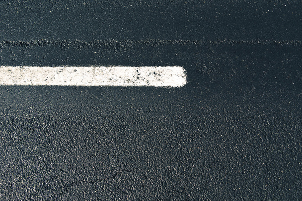 Detalhe de asfalto com a linha branca
 - Foto, Imagem