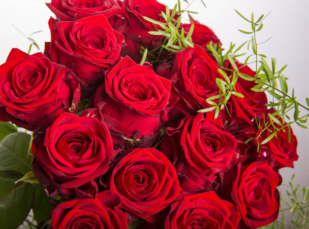 Buquê de luxo feito de rosas vermelhas na loja de flores Valentines Bouquet de rosas vermelhas - Foto, Imagem