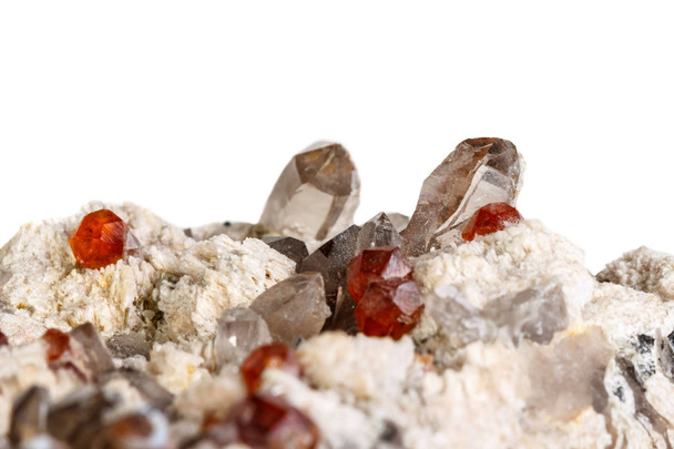 Makro mineral taş Spessartine, feldspat, dumanlı kuvars, beyaz bir arka plan üzerinde Kapat - Fotoğraf, Görsel