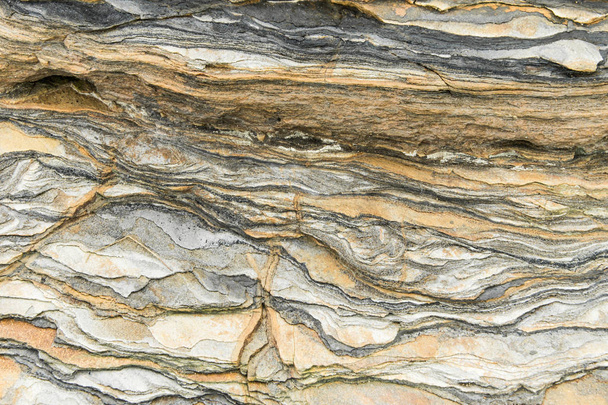 Kőzetrétegek - színes kőzetalakzatok halmozódtak fel az elmúlt évszázadok során. Érdekes háttér lenyűgöző textúra - Fotó, kép