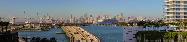 Zdjęcie panoramiczne Miami widok na Port i centrum - Zdjęcie, obraz