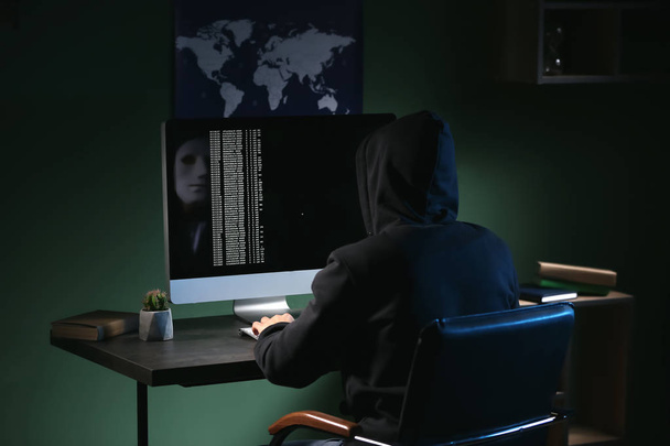 hacker profesional que utiliza la computadora en la habitación oscura
 - Foto, imagen