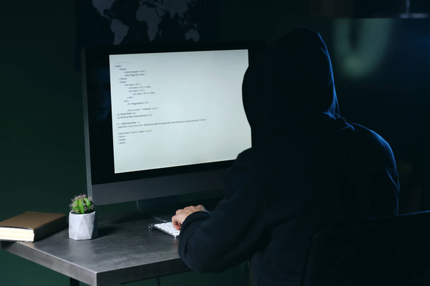 Επαγγελματία hacker που χρησιμοποιούν τον υπολογιστή σε σκοτεινό δωμάτιο - Φωτογραφία, εικόνα