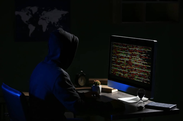 hacker profesional que utiliza la computadora en la habitación oscura
 - Foto, imagen