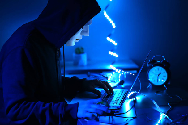 Επαγγελματική χάκερ που εργάζονται σε σκοτεινό δωμάτιο - Φωτογραφία, εικόνα