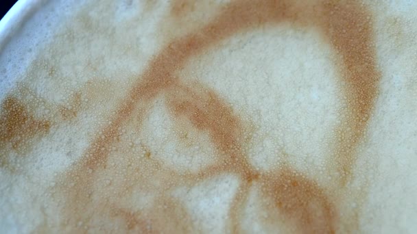 Kreslení obličeje Zenske na pěny káva latte vytvořené na 3d tiskárně - Záběry, video