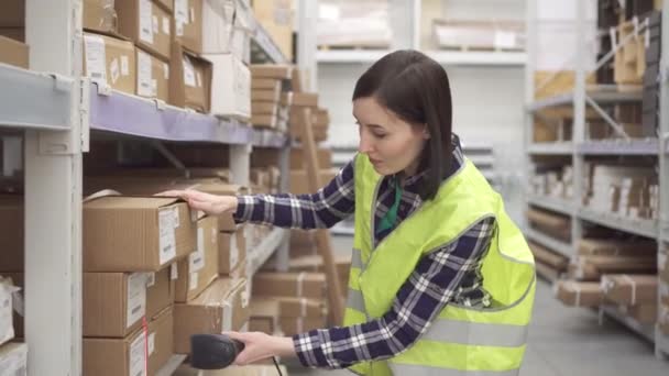 Säilytä työntekijä käyttäen viivakoodin skannerin skannaustarroja laatikoihin
 - Materiaali, video