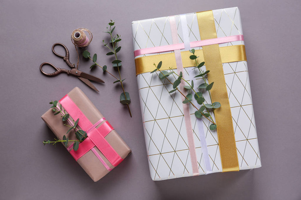 Boîtes cadeaux festives sur fond de couleur
 - Photo, image