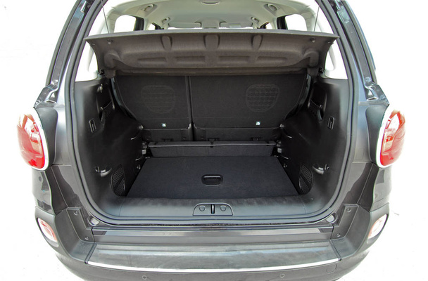 Пустой багажник маленького автомобиля
 - Фото, изображение