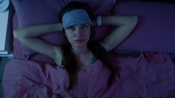 junges attraktives wahres Mädchen kann wegen Schlaflosigkeit nicht schlafen - Filmmaterial, Video