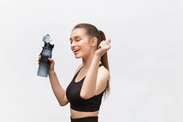 sport, fitness, életmód és emberek koncepció - boldog sportos nő vizes palackokkal. - Fotó, kép