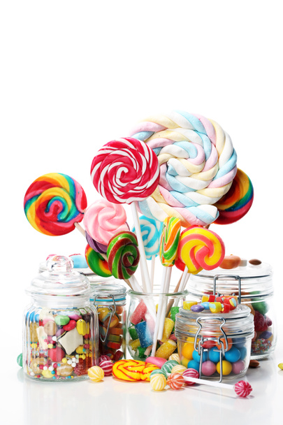 καραμέλες με ζελέ και την ζάχαρη. πολύχρωμο πίνακα childs διαφορετικά γλυκά και κεράσματα σε γυάλινο βάζο - Φωτογραφία, εικόνα