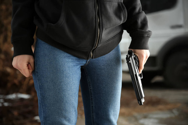 Frau mit Waffe im Freien - Foto, Bild