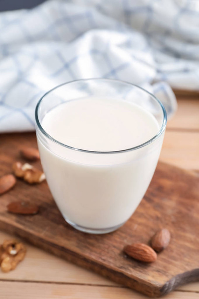 Sklenice čerstvého mléka na dřevěný stůl - Fotografie, Obrázek