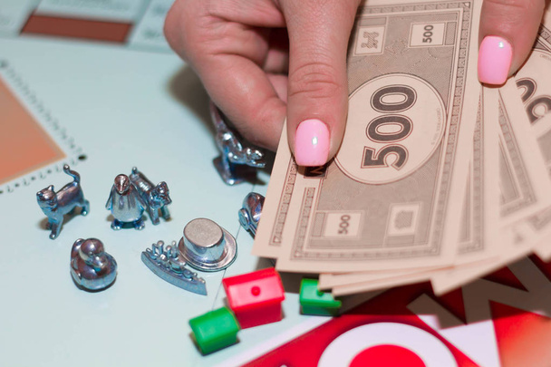 Hra Monopoly s kostkami, čipy detail. - Fotografie, Obrázek