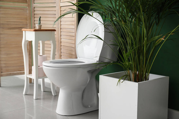 Интерьер современного комфортного туалета - Фото, изображение