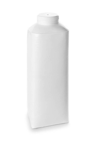 Картонная упаковка свежего молока на белом фоне
 - Фото, изображение