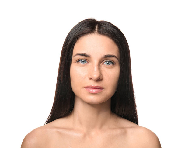 Retrato de una hermosa joven con maquillaje natural sobre fondo blanco
 - Foto, Imagen