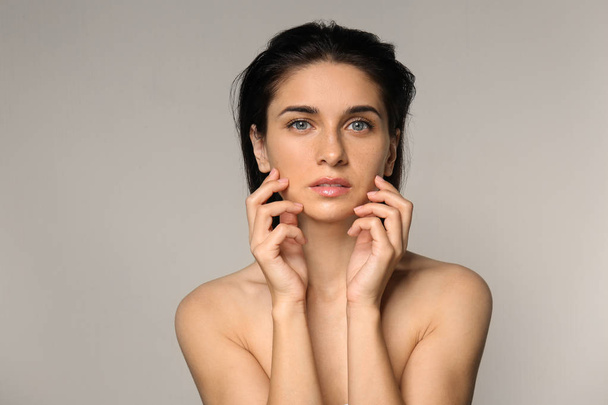 Retrato de una hermosa mujer joven con maquillaje natural sobre fondo claro
 - Foto, imagen