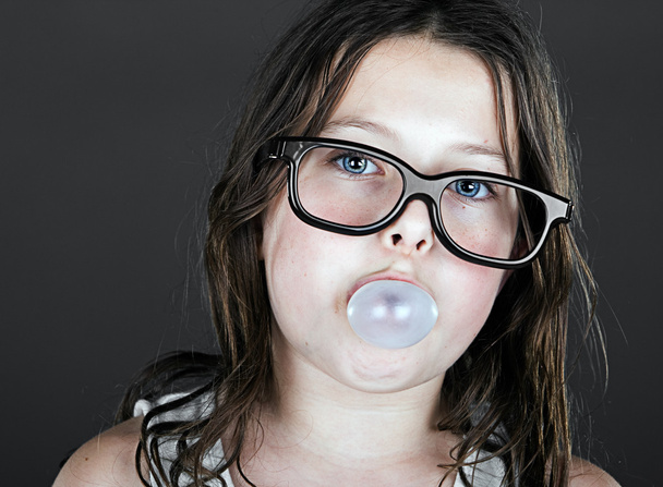 Lindo niño friki soplando burbuja
 - Foto, imagen