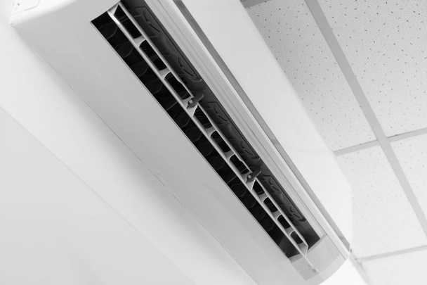 Moderni ilmastointi seinällä
 - Valokuva, kuva