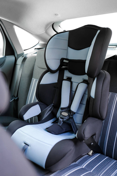 Asiento de seguridad para niño en coche
 - Foto, imagen