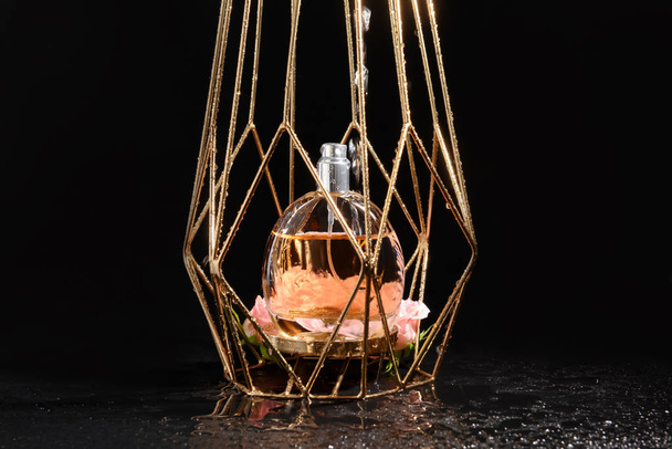 Fles parfum en decor op donkere achtergrond - Foto, afbeelding