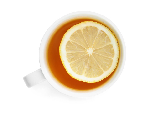 Tasse heißer Tee mit Zitrone auf weißem Hintergrund - Foto, Bild