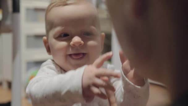 Laughing baby girl in mothers arms - Filmagem, Vídeo