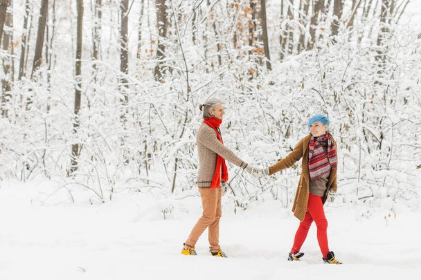 pareja en el amor se encuentran en la nieve, reír y disfrutar
 - Foto, Imagen