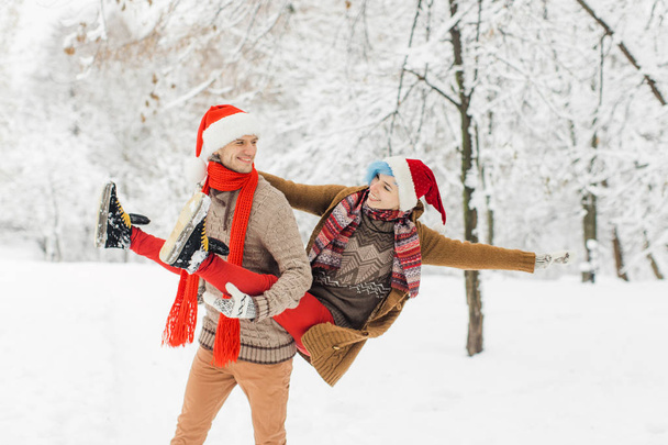 casal apaixonado jaz na neve, rir e desfrutar
 - Foto, Imagem