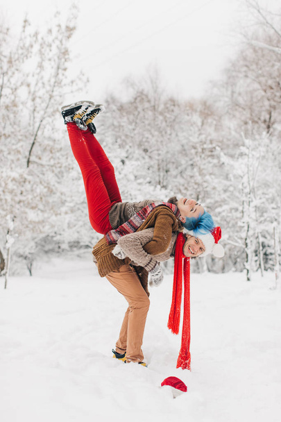 couple in love lie in the snow, laugh and enjoy - Foto, Imagen
