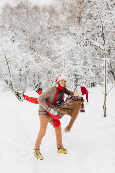 Verliebte Paare liegen im Schnee, lachen und genießen - Foto, Bild