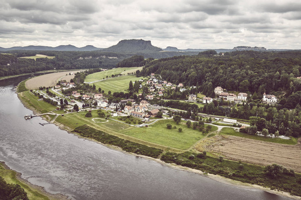 曇りの日、エルベ川で Rathen 村、レトロな色のトーンの画像、ドイツ. - 写真・画像