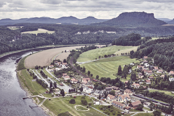 Rathen aldeia junto ao rio Elba um dia nublado, cor retro tonificada imagem, Alemanha
. - Foto, Imagem