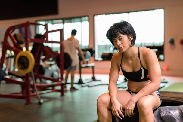 Genç güzel Asyalı kadın spor salonunda egzersiz - Fotoğraf, Görsel