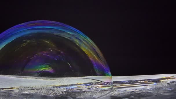 Brillante color de jabón de burbujas en la capa de hielo
. - Metraje, vídeo